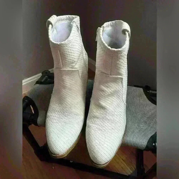 Dirty Laundry Unite White Snake Ankle Booties Size 9.5 - Picture 3 of 7
